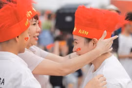 Cổ động viên đến sân từ sớm cổ vũ cho đội tuyển quốc gia Việt Nam. (Ảnh: Minh Quyết/TTXVN)