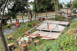 Chủ đầu tư khu du lịch Đồi Cừu Hải Vân tự ý chặt cây, lắp đặt các sạp gỗ để kinh doanh. (Ảnh: TTXVN phát)