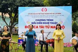 Các nghệ nhân biểu diễn Đờn ca tài tử trong khuôn viên Bảo tàng Hồ Chí Minh – Chi nhánh Thành phố Hồ Chí Minh, quận 4. (Ảnh: Thu Hương/TTXVN)