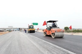 Thi công nút giao Đông Xuân, giao Quốc lộ 45 với Quốc lộ 47 đi thành phố Thanh Hóa. (Ảnh: Dương Giang/TTXVN)