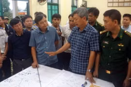 Thứ trưởng Bộ Nông nghiệp và Phát triển Nông thôn Nguyễn Hoàng Hiệp trao đổi các phương án tìm kiếm, cứu nạn ngư dân với lãnh đạo Ủy ban Nhân dân và các lực lượng chức năng tỉnh Quảng Nam. (Ảnh: Trịnh Bang Nhiệm/TTXVN)