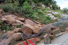 Đường lên, xuống Núi Cấm bị sạt lở đất, đá làm sạt taluy đường và sập rào chắn lưới chắn B40. (Ảnh: TTXVN phát)