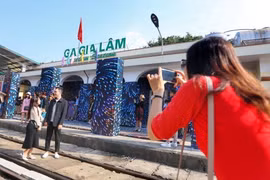 Hành khách chụp ảnh tại ga Gia Lâm, một điểm đến của Lễ hội Thiết kế Sáng tạo Hà Nội 2023. (Ảnh: Tuấn Đức/TTXVN)