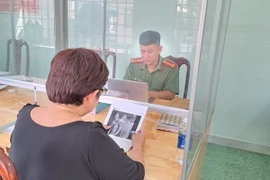 Bà L.T.N.T ngụ phường Thuận Giao, thành phố Thuận An, tỉnh Bình Dương, tại cơ quan chức năng. (Ảnh: TTXVN phát)