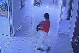 Hình ảnh người phụ nữ bế bé sơ sinh trích xuất từ camera. (Ảnh: TTXVN phát)