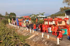 Lễ nghinh Thần, rước sắc phong và bằng công nhận Di tích từ Mộ Thầy về Dinh Thầy Thím. (Ảnh: Nguyễn Thanh/TTXVN)