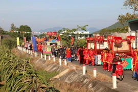 Lễ nghinh Thần, rước sắc phong và bằng công nhận Di tích từ Mộ Thầy về Dinh Thầy Thím. (Ảnh: Nguyễn Thanh/TTXVN)