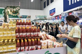 Nhiều nhãn hàng gia vị có thương hiệu đã lên kệ siêu thị phục vụ thị trường Lễ, Tết Gáp Thìn 2024. (Ảnh: Mỹ Phương/TTXVN)