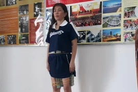 Đối tượng Huỳnh Thị Muội cất giấu tiền để qua mắt các lực lượng chức năng. (Ảnh: TTXVN phát)