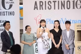 Diễn viên Thanh Hương tặng chiếc áo sơmi chị đã mặc khi vào vai Luyến trong phim “Cuộc đời vẫn đẹp sao” ủng hộ Chiến dịch Mottainai. (Ảnh: TTXVN phát)