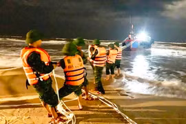 Tàu cá gặp nạn đã được lực lượng chức năng kéo vào bờ, đảm bảo an toàn về người và tài sản cho ngư dân. (Ảnh: TTXVN phát)