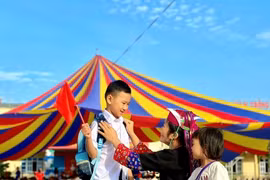 Phụ huynh huyện Ba Chẽ, tỉnh Quảng Ninh, đưa con đến trường khai giảng năm học mới. (Ảnh: Thanh Vân/TTXVN)
