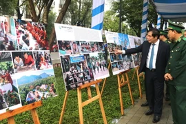 Các đại biểu tham quan triển lãm. (Ảnh: Tường Vi/TTXVN)