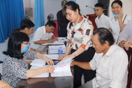 Làm thủ tục chi trả tiền bồi thường, hỗ trợ tái định cư cho các hộ dân bị ảnh hưởng bởi dự án cầu Rạch Miễu 2, tỉnh Tiền Giang. (Ảnh: Minh Trí/TTXVN) Thu hồi đất khi chưa đảm bảo các điều kiện, việc xác định đơn giá bồi thường tài sản﻿ còn nhiều sai ph
