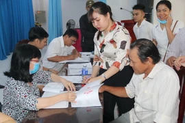 Làm thủ tục chi trả tiền bồi thường, hỗ trợ tái định cư cho các hộ dân bị ảnh hưởng bởi dự án cầu Rạch Miễu 2, tỉnh Tiền Giang. (Ảnh: Minh Trí/TTXVN) Thu hồi đất khi chưa đảm bảo các điều kiện, việc xác định đơn giá bồi thường tài sản﻿ còn nhiều sai ph