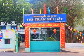 Trường THCS thị trấn Núi Sập - nơi xảy ra sự việc. (Ảnh: Công Mạo/TTXVN)