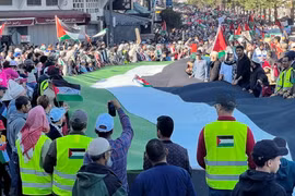 Buổi biểu tình của người Maroc tại Casablanca, kêu gọi ngừng bắn vĩnh viễn ở Dải Gaza và đình chỉ quan hệ ngoại giao với Israel. (Nguồn: AFP)