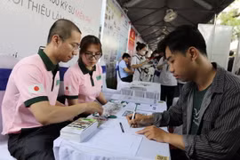 Đông đảo sinh viên, người lao động tham gia “Ngày hội tuyển dụng, việc làm năm 2023” tại Trường đại học Công nghiệp Thành phố Hồ Chí Minh. (Ảnh: Thanh Vũ/TTXVN)