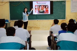 Cô Phạm Thanh Xuân Mừng trong một tiết giảng dạy. (Ảnh: Nguyễn Lành/TTXVN)