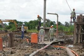 Công nhân thi công Dự án thành phần 1 của Dự án xây dựng công trình đường bộ Cao tốc Cao Lãnh-An Hữu giai đoạn 1. (Ảnh: Nhựt An/TTXVN)