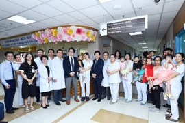 Các bệnh nhi được ghép gan trong 2 năm qua cùng đội ngũ y bác sĩ Bệnh viện Đại học Y dược Thành phố Hồ Chí Minh và các chuyên gia Nhật Bản. (Ảnh: TTXVN phát)