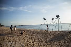 Du khách vui chơi ở Bãi Trường, xã Dương Tơ, thành phố Phú Quốc, tỉnh Kiên Giang. (Ảnh: Hồng Đạt/TTXVN)