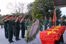 Đoàn Quân khu 9 dâng hoa lên các liệt sỹ. (Ảnh: Hồng Thái/TTXVN)