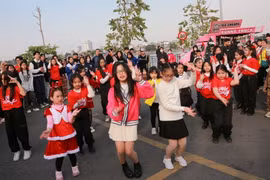 Các dancer nhí biểu diễn tại chương trình. (Ảnh: Minh Thu/TTXVN)