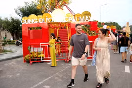 Du khách quốc tế tham quan đường hoa Phan Thiết tại thành phố Phan Thiết, tỉnh Bình Thuận. (Ảnh: Nguyễn Thanh/TTXVN)