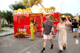 Du khách quốc tế tham quan đường hoa Phan Thiết tại thành phố Phan Thiết, tỉnh Bình Thuận. (Ảnh: Nguyễn Thanh/TTXVN)