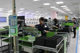 Công nhân Công ty TNHH Samsung Electronics Việt Nam, Khu công nghiệp Yên Phong, tỉnh Bắc Ninh trong ca làm việc. (Ảnh: Thanh Thương/TTXVN)