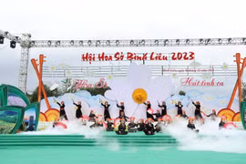 Màn trình diễn nghệ thuật đàn tính đặc sắc của các cô gái Tày huyện Bình Liêu tại khai Hội hoa sở. (Ảnh: Thanh Vân/TTXVN)