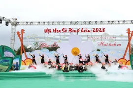 Màn trình diễn nghệ thuật đàn tính đặc sắc của các cô gái Tày huyện Bình Liêu tại khai Hội hoa sở. (Ảnh: Thanh Vân/TTXVN)
