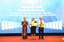 Trao giải cho thí sinh xuất sắc trong cuộc thi trực tuyến tìm hiểu nội dung tác phẩm “Kiên quyết, kiên trì đấu tranh phòng, chống tham nhũng, tiêu cực, góp phần xây dựng Đảng và Nhà nước ta ngày càng trong sạch, vững mạnh” của Tổng Bí thư Nguyễn Phú Trọng. (Ảnh: Chương Đài/TTXVN)