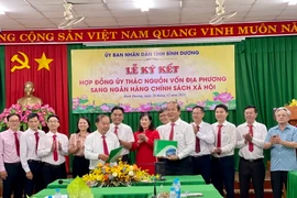 Lễ ký kết hợp đồng ủy thác nguồn vốn địa phương sang Ngân hàng chính sách xã hội. (Ảnh: Huyền Trang/TTXVN) 