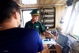 Cán bộ Biên phòng Trạm Kiểm soát Biên phòng Kênh Dài, Đồn Biên phòng Tây Yên, Bộ đội Biên phòng Kiên Giang, kiểm tra thiết bị định vị trên tàu cá. (Ảnh: Hồng Đạt/TTXVN)