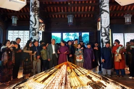 Công chúng thưởng lãm những tác phẩm thư pháp độc đáo ứng dụng công nghệ ánh sáng. (Ảnh: Đinh Thuận/TTXVN)