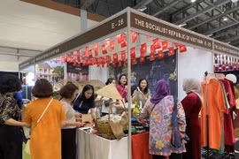 Gian hàng của Việt Nam tại Hội chợ từ thiện WIC. (Ảnh: Đào Trang/TTXVN)