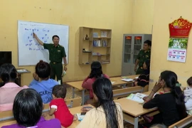 Lớp học xóa mù do Đồn Biên phòng Ia Lốp mở dạy chữ cho bà con thiểu số Jrai ở Cụm dân cư Suối Khôn. (Ảnh: TTXVN phát)