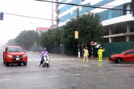 Lực lượng Cảnh sát Giao thông thành phố Hà Tĩnh phân luồng giao thông tại ngã tư đường Nguyễn Du và Trần Phú. (Ảnh: Công Tường/TTXVN)