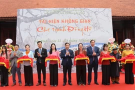 Các đại biểu cắt băng khánh thành trưng bày. (Ảnh: Thanh Thương/TTXVN)