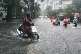 Tuyến đường Lê Tấn Trung, quận Sơn Trà, thành phố Đà Nẵng, nhiều đoạn nước ngập sâu khiến phương tiện giao thông gặp khó khăn khi di chuyển. (Ảnh: Văn Dũng/TTXVN)