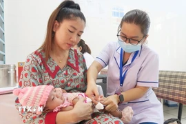 Tiêm vaccine dịch vụ tại Trạm Y tế xã Phong Phú, huyện Bình Chánh, Thành phố Hồ Chí Minh. (Ảnh: Đinh Hằng/TTXVN)