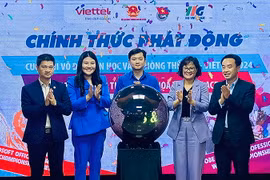 Bí thư Trung ương Đoàn, Chủ tịch Hội Sinh viên Việt Nam Nguyễn Minh Triết (ở giữa) và đại diện các bộ, ngành, đơn vị liên quan thực hiện nghi thức phát động các Cuộc thi. (Nguồn: báo Nhân dân)