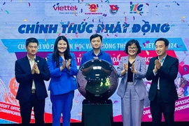 Bí thư Trung ương Đoàn, Chủ tịch Hội Sinh viên Việt Nam Nguyễn Minh Triết (ở giữa) và đại diện các bộ, ngành, đơn vị liên quan thực hiện nghi thức phát động các Cuộc thi. (Nguồn: báo Nhân dân)