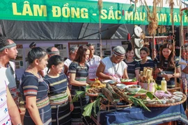 Mâm cơm truyền thống của đoàn nghệ nhân Lâm Đồng. (Nguồn: báo Kon Tum)