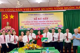 Lễ ký kết hợp đồng ủy thác nguồn vốn địa phương sang Ngân hàng chính sách xã hội. (Ảnh: Huyền Trang/TTXVN) 