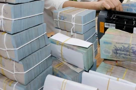 Kiểm tiền tại một ngân hàng. (Ảnh: Trần Việt/TTXVN)
