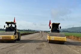 Nhà thầu thi công nền đường một dự án đường bộ cao tốc. (Ảnh: Việt Hùng/Vietnam+)