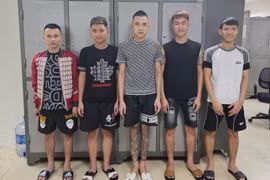 Các đối tượng tại cơ quan Công an. (Ảnh: TTXVN phát)
